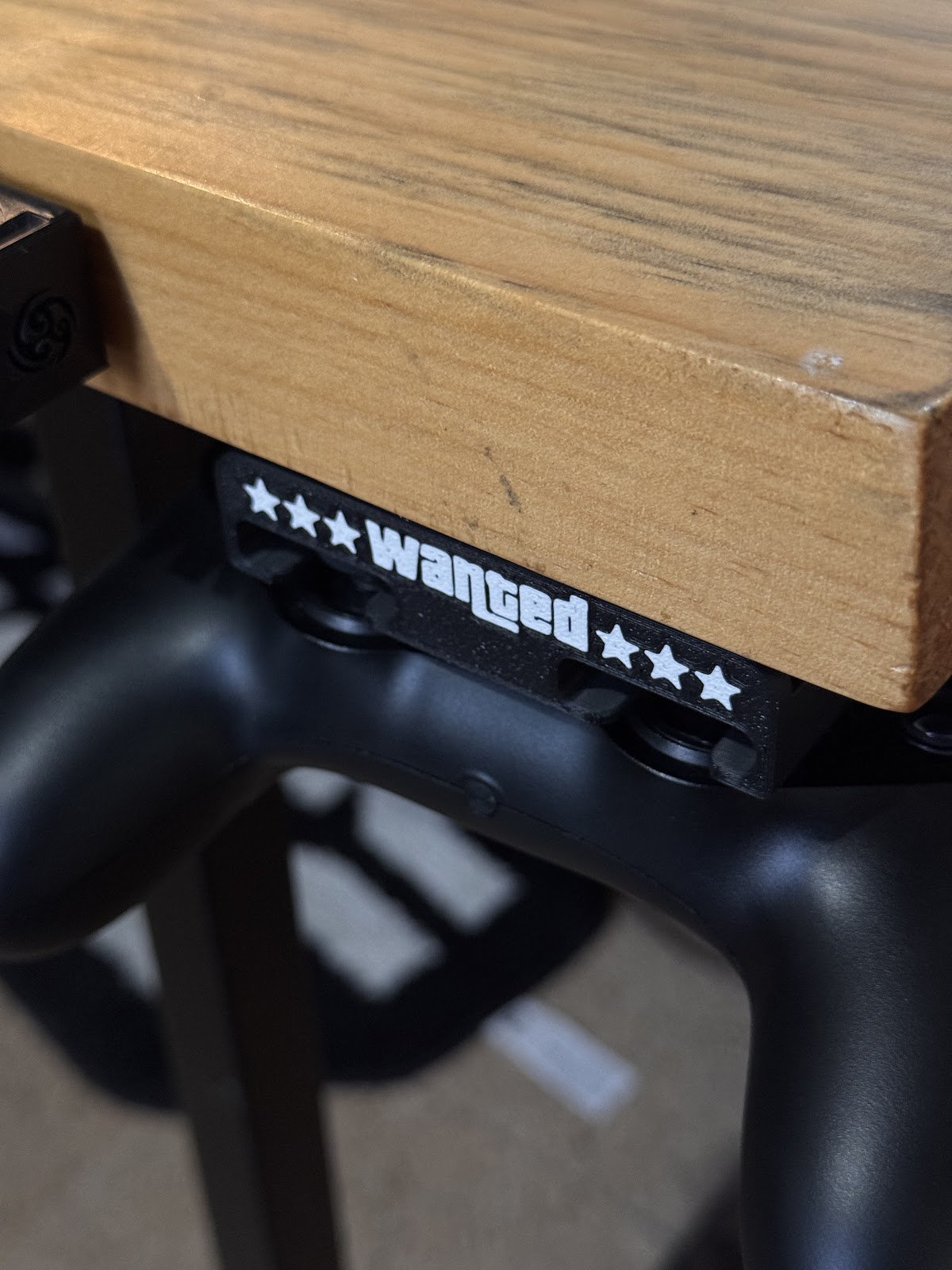 Setup Gaming con soporte WANTED bajo escritorio